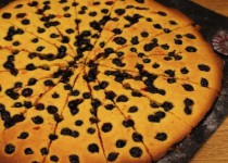 Медовый бретонский пирог с черной смородиной
